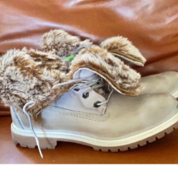 Timberland faux fur boots size 6 very soft in the inside cozy for cold weather - Picture 12 of 13